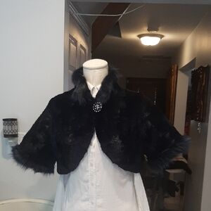 SoldOscar de la Renta Navy Cape with Fluffy Texture and Short Sleeves Lamb Fur